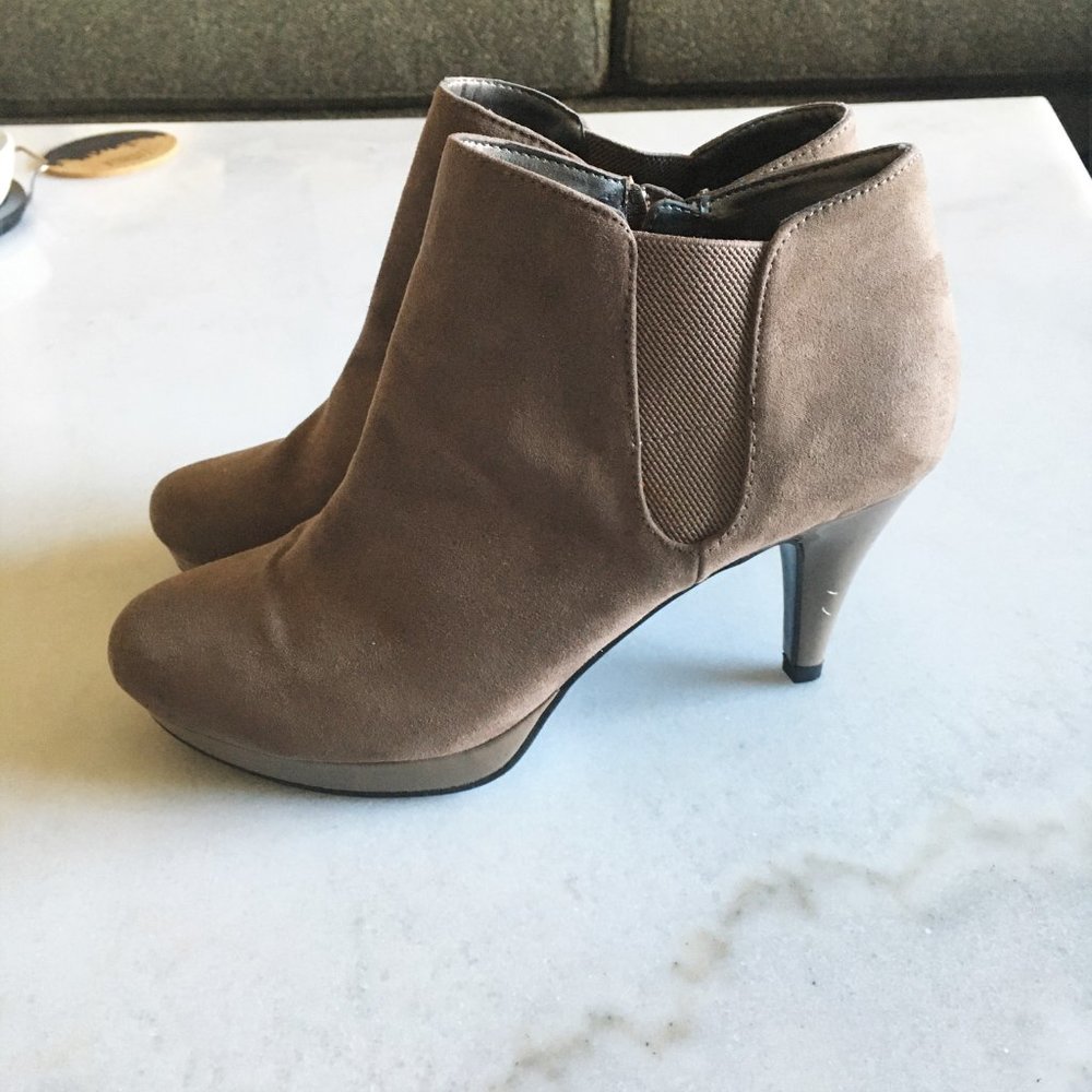 NWOT! New Bandolino Miku suede look tan ankle boot / heeled bootie (size 8)